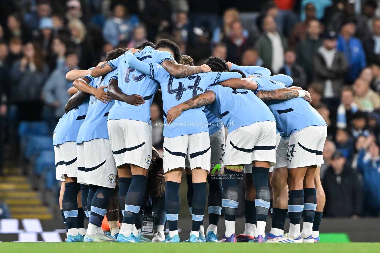 Manchester City have a team huddle ahead of the Carabao Cup match Manchester City vs Watford at Etihad Stadium, Manchester, United Kingdom, 24th September 2024

(Photo by Cody Froggatt/News Images)