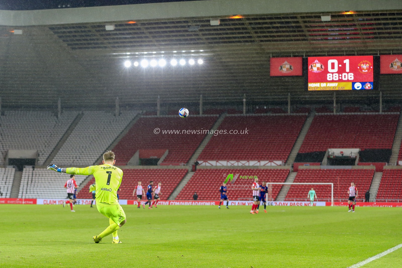 Lee Burge #1 of Sunderland kicks the ball upfield as the scoreboard shows Blackpool winning 1-0 with two minutes to play