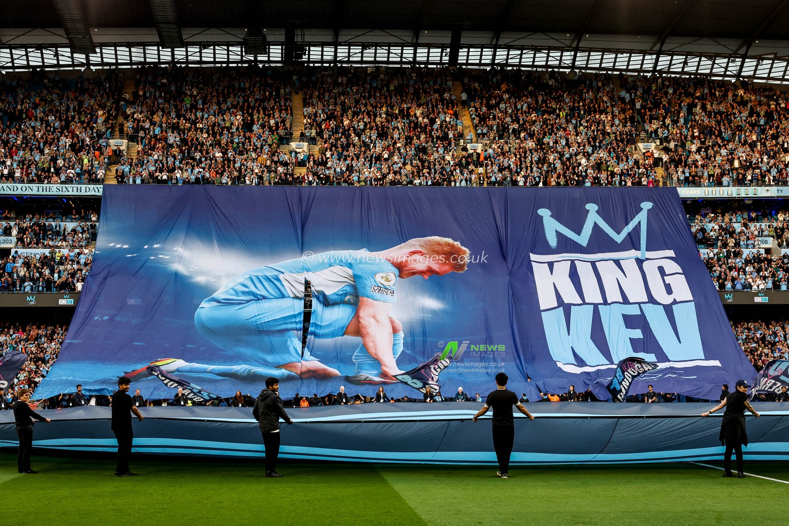 Manchester City fans hold up a Kevin De Bruyne tifo prior to the Premier League match Manchester City vs Bournemouth at Etihad Stadium, Manchester, United Kingdom, 20th May 2025

(Photo by Mark Cosgrove/News Images)