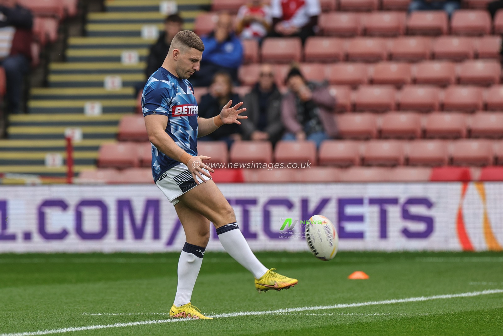 George Williams of England during pre-game warm up ahead of the Rugby League World Cup 2021 match England vs Greece at Bramall Lane, Sheffield, United Kingdom, 29th October 2022

(Photo by Mark Cosgrove/News Images)