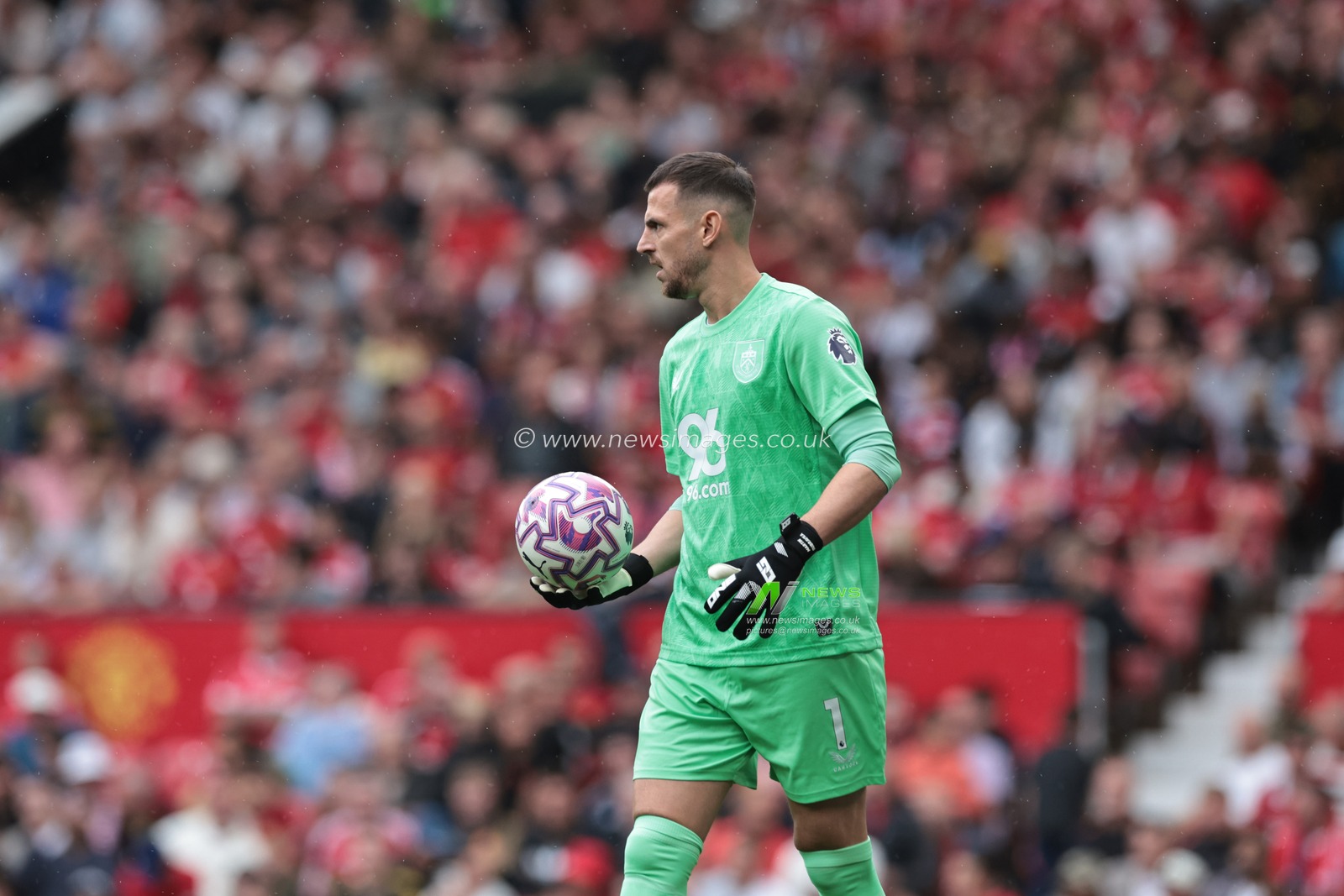Martin Dúbravka of Burnly with the ball during the Premier League match Manchester United vs Burnley at Old Trafford, Manchester, United Kingdom, 30th August 2025

(Photo by Mark Cosgrove/News Images)