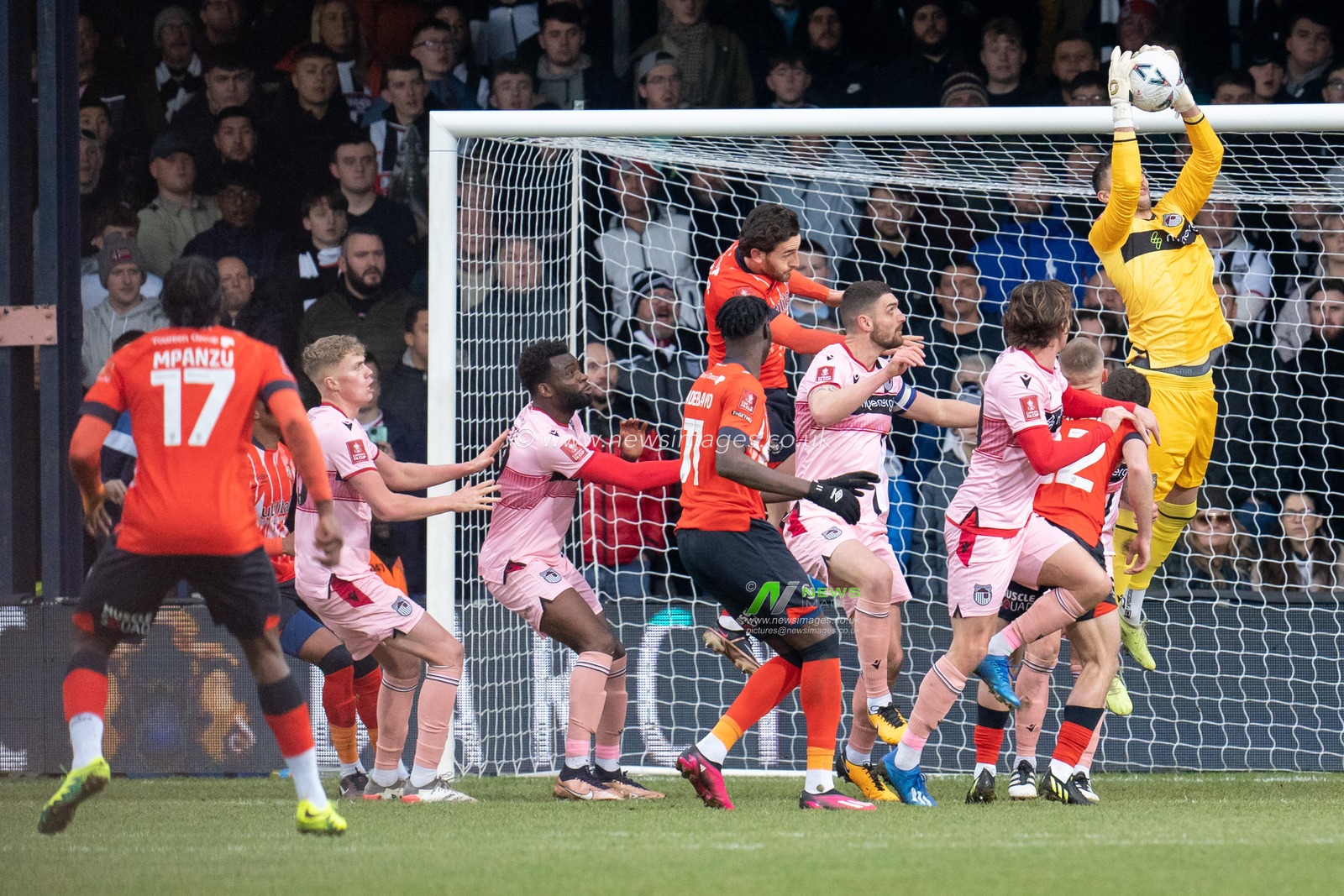James Shea #1 of Luton Town  makes a comfortable save from a Grimsby corner kick during the Emirates FA Cup Fourth Round match Luton Town vs Grimsby Town at Kenilworth Road, Luton, United Kingdom, 28th January 2023

(Photo by Richard Washbrooke/News Images)