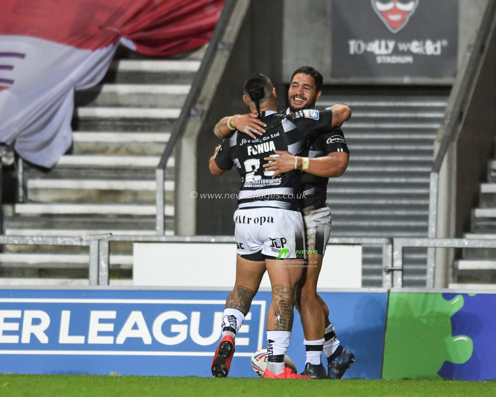 CELEBRATION Bureta Fariamo (2) of Hull FC celebrates his try with Mahe Fonua (24) of Hull FC