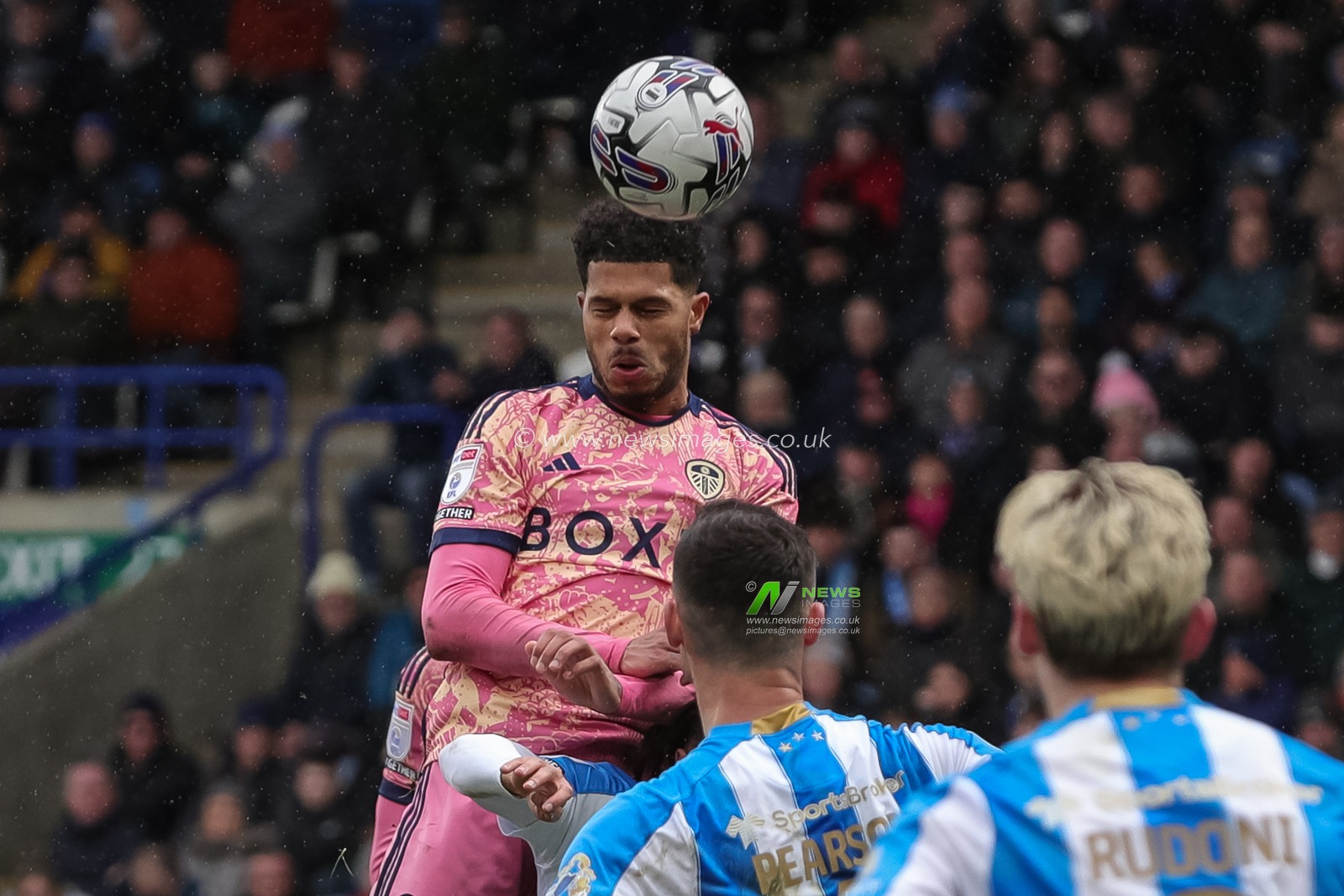 Georgina Rutter of Leeds United heads the ball during the Sky Bet Championship match Huddersfield Town vs Leeds United at John Smith's Stadium, Huddersfield, United Kingdom, 2nd March 2024

(Photo by James Heaton/News Images)