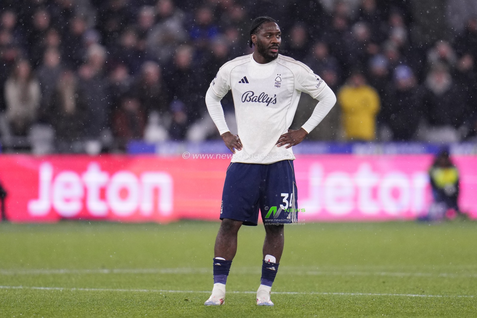 Ola Aina of Nottingham Forest during the Premier League match West Ham United vs Nottingham Forest at London Stadium, London, United Kingdom, 6th January 2026

(Photo by Harvey Murphy/News Images)

*** GER AUT SUI OUT ***