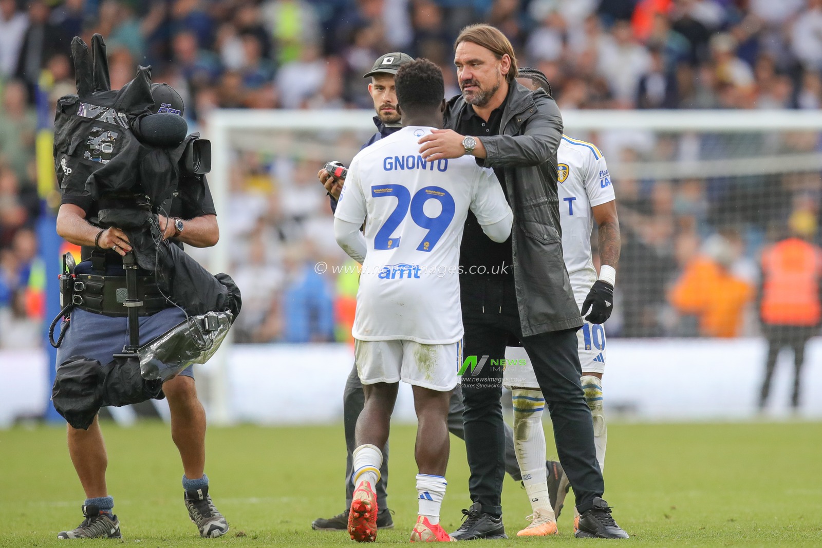 Daniel Farke manager of Leeds United embraces Wilfried Gnonto #29 of Leeds United after the Sky Bet Championship match Leeds United vs Cardiff City at Elland Road, Leeds, United Kingdom, 6th August 2023

(Photo by James Heaton/News Images)