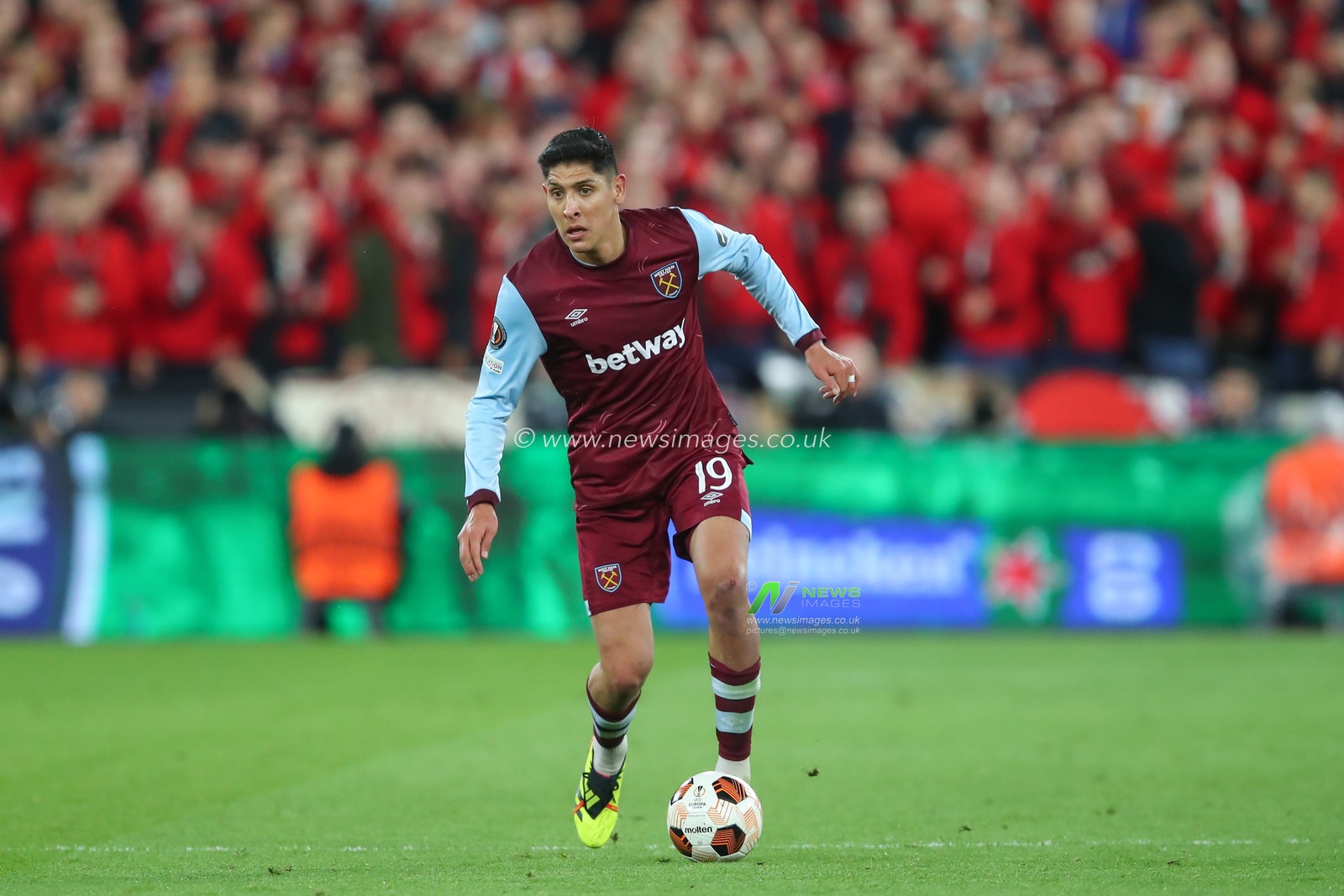 Edson Ãlvarez of West Ham United in action, during the UEFA Europa League Quarter-Final match West Ham United vs Bayer 04 Leverkusen at London Stadium, London, United Kingdom, 18th April 2024

(Photo by Gareth Evans/News Images)