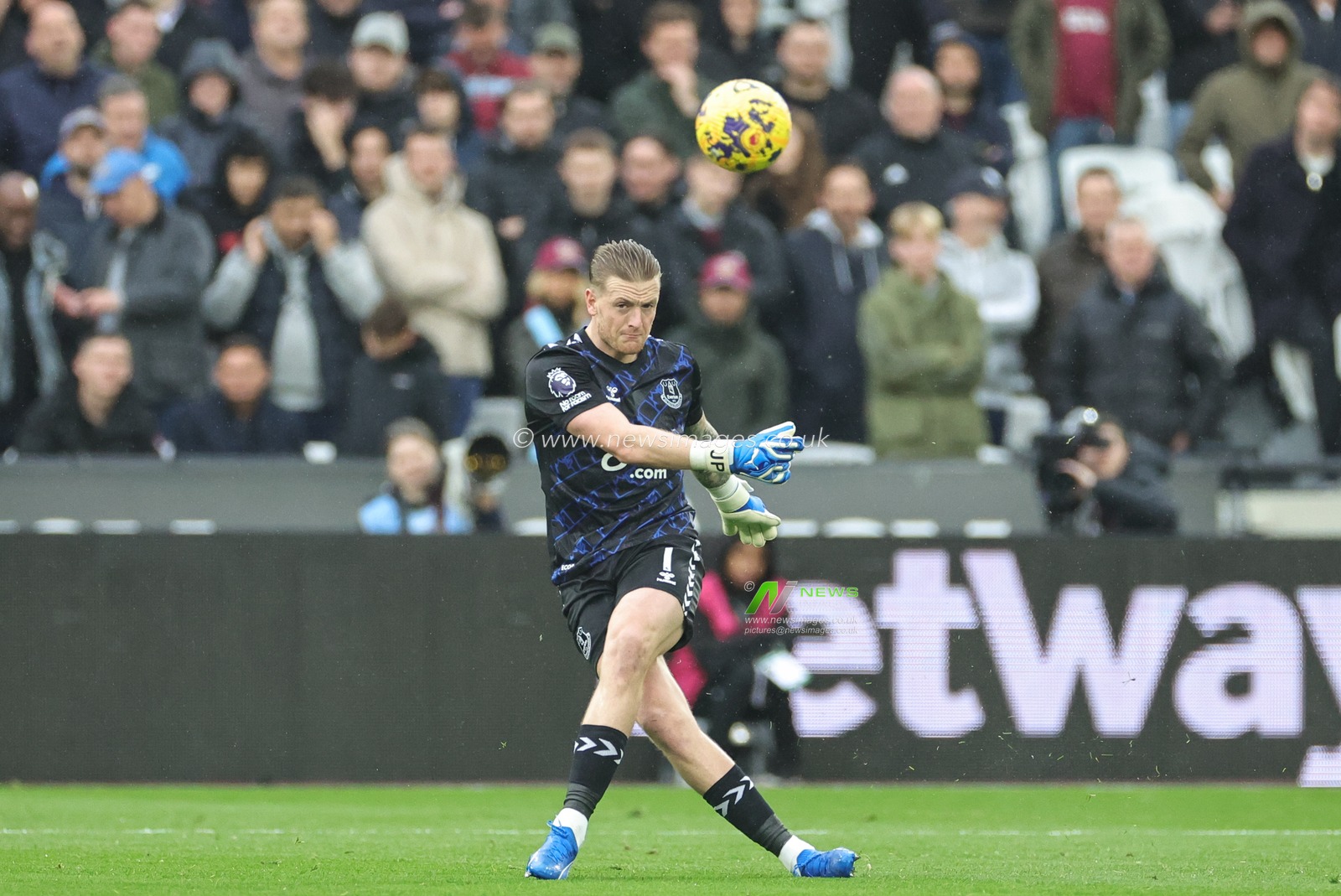 Jordan Pickford #1 of Everton kicks the ball during the Premier League match West Ham United vs Everton at London Stadium, London, United Kingdom, 29th October 2023

(Photo by Mark Cosgrove/News Images)