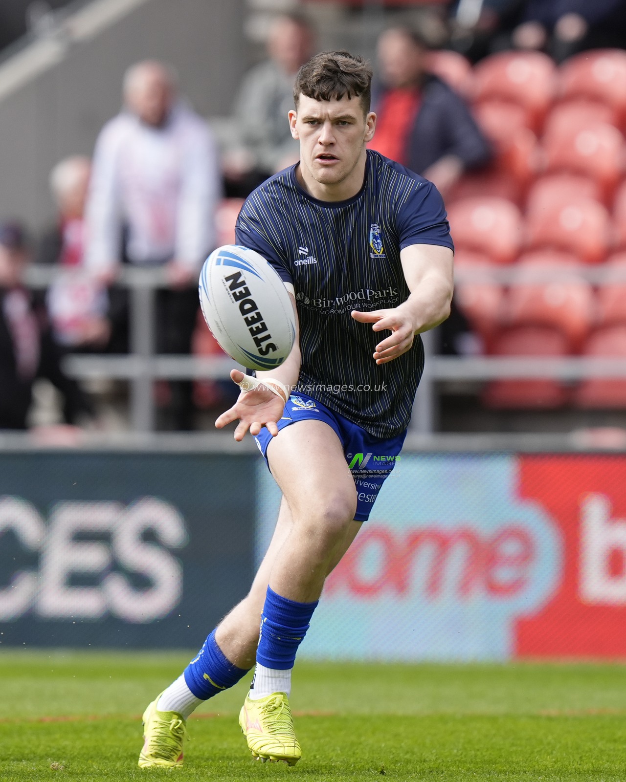 Josh Thewlis of Warrington Wolves warms up before  before the Betfred Challenge Cup Quarter Final match St Helens vs Warrington Wolves at Totally Wicked Stadium, St Helens, United Kingdom, 14th April 2024

(Photo by Steve Flynn/News Images)