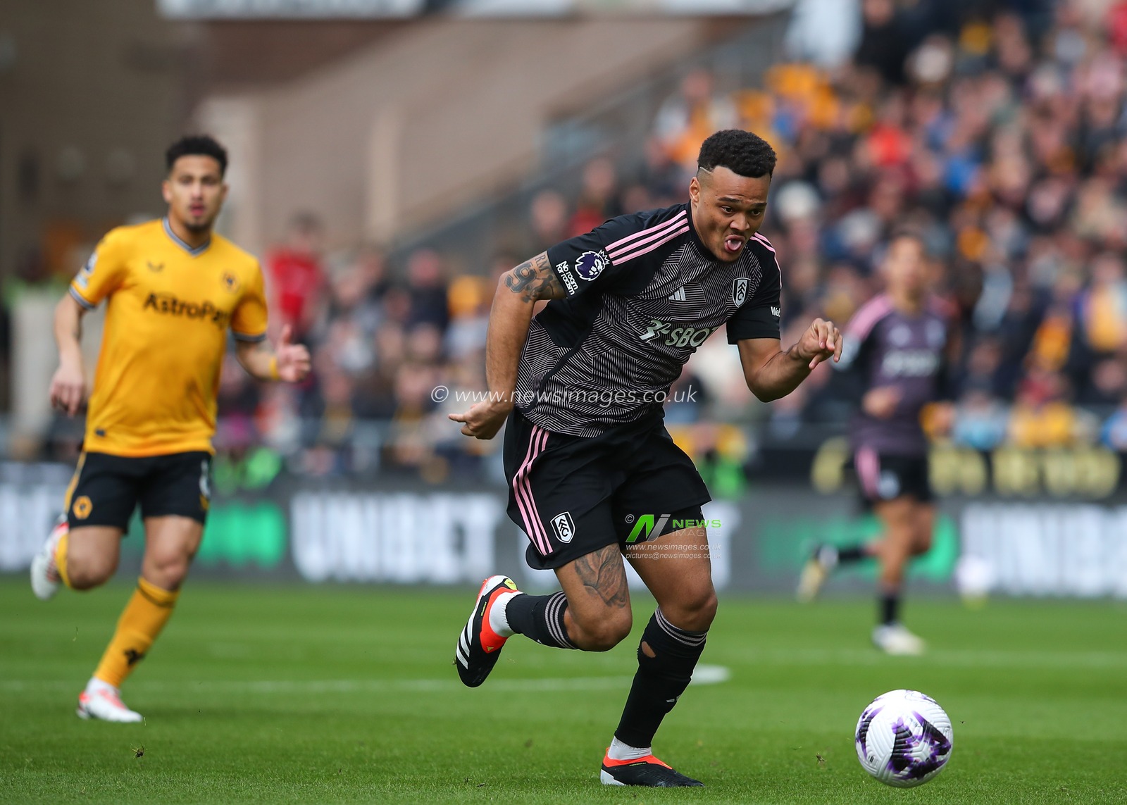 Rodrigo Muniz of Fulham breaks forward with the ball, during the Premier League match Wolverhampton Wanderers vs Fulham at Molineux, Wolverhampton, United Kingdom, 9th March 2024

(Photo by Gareth Evans/News Images)