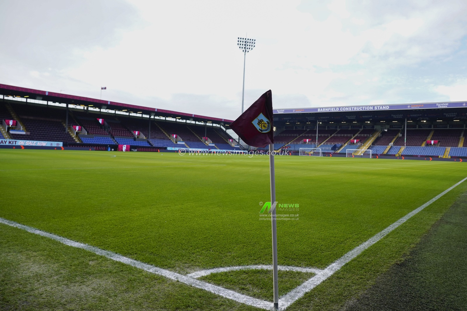 General view of Turf Moor before the Sky Bet Championship match Burnley vs Middlesbrough at Turf Moor, Burnley, United Kingdom, 17th December 2022

(Photo by Steve Flynn/News Images)