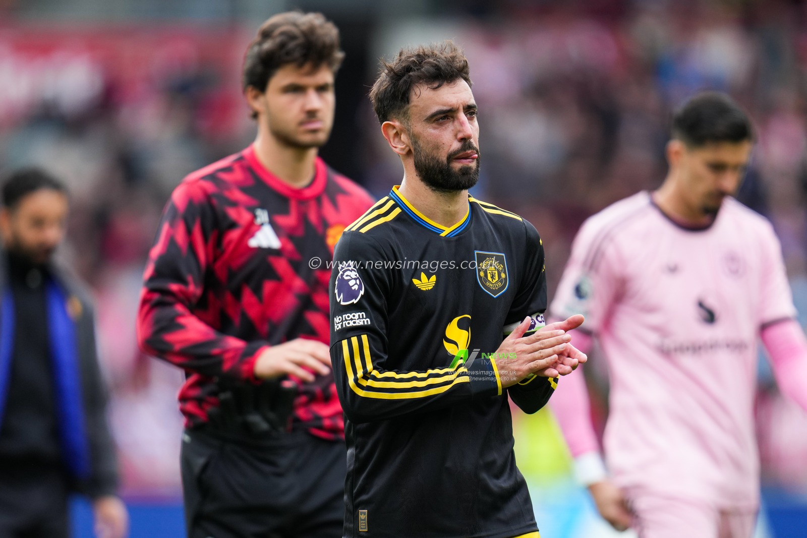 Bruno Fernandes of Manchester United applauds supporters after defeat during the Premier League match Brentford vs Manchester United at The Gtech Community Stadium, London, United Kingdom, 27th September 2025

(Photo by Harvey Murphy/News Images)