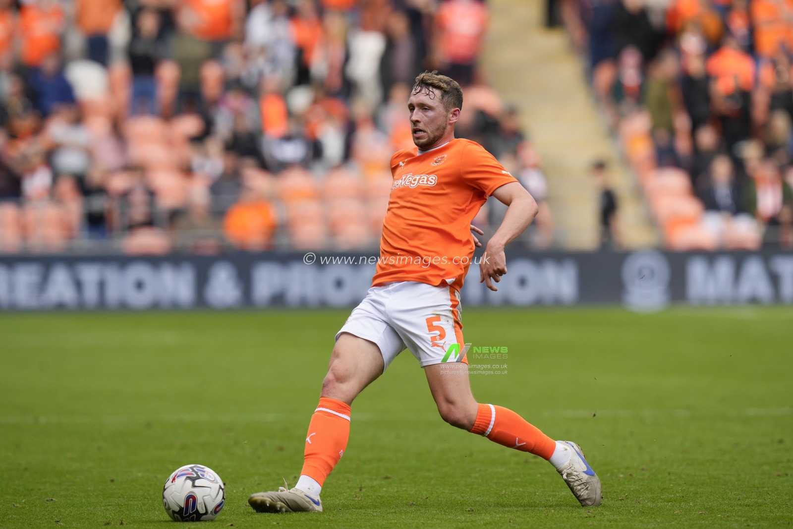 Matthew Pennington #5 of Blackpool passes the ball during the Sky Bet League 1 match Blackpool vs Reading at Bloomfield Road, Blackpool, United Kingdom, 23rd September 2023

(Photo by Steve Flynn/News Images)