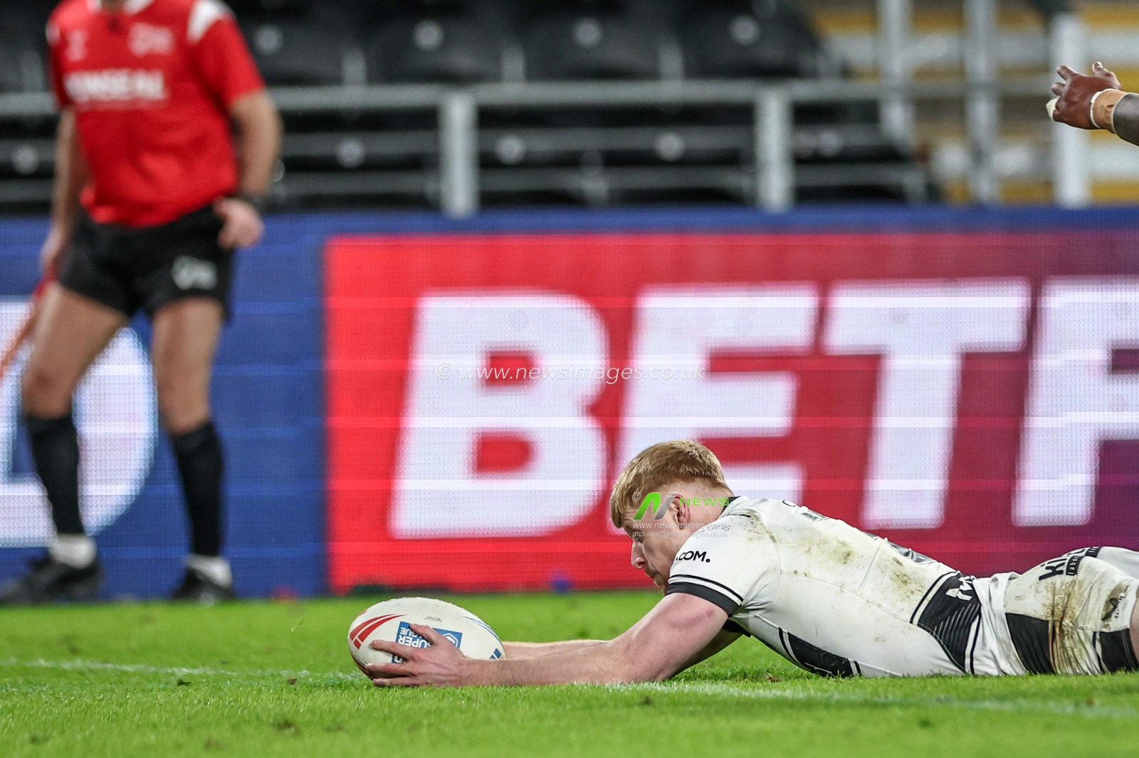 Harvey Barron of Hull FC goes over for a try during the Betfred Super League Round 4 match Hull FC vs Leigh Leopards at MKM Stadium, Hull, United Kingdom, 6th March 2025

(Photo by Mark Cosgrove/News Images)