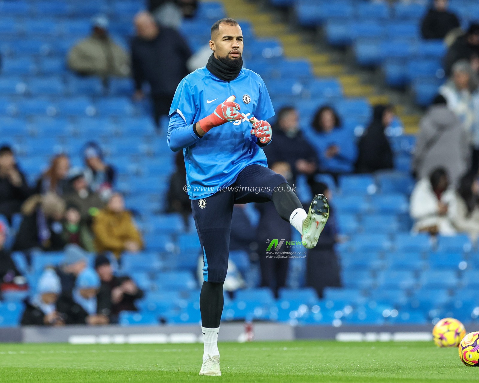 Robert SÃ¡nchez of Chelsea in the pregame warmup session during the Premier League match Manchester City vs Chelsea at Etihad Stadium, Manchester, United Kingdom, 25th January 2025

(Photo by Mark Cosgrove/News Images)