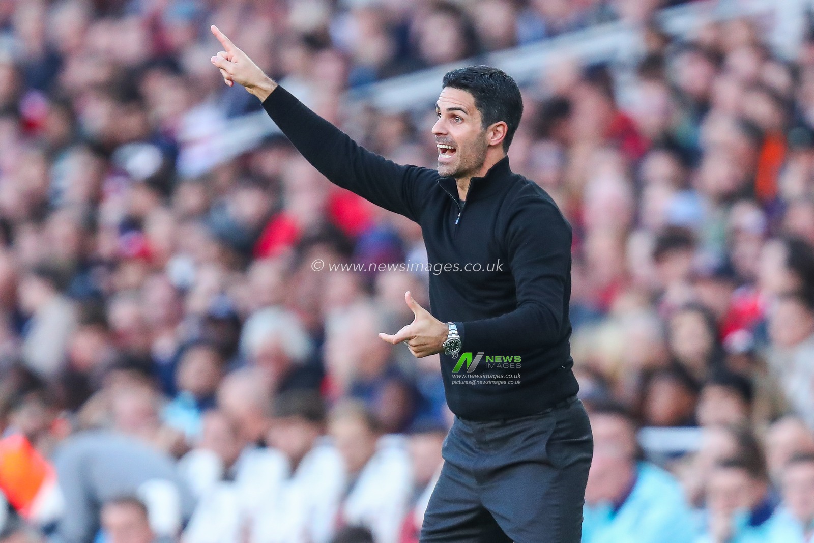 Mikel Arteta of Arsenal gives the team instructions during the Premier League match Arsenal vs Southampton at Emirates Stadium, London, United Kingdom, 5th October 2024

(Photo by Izzy Poles/News Images)