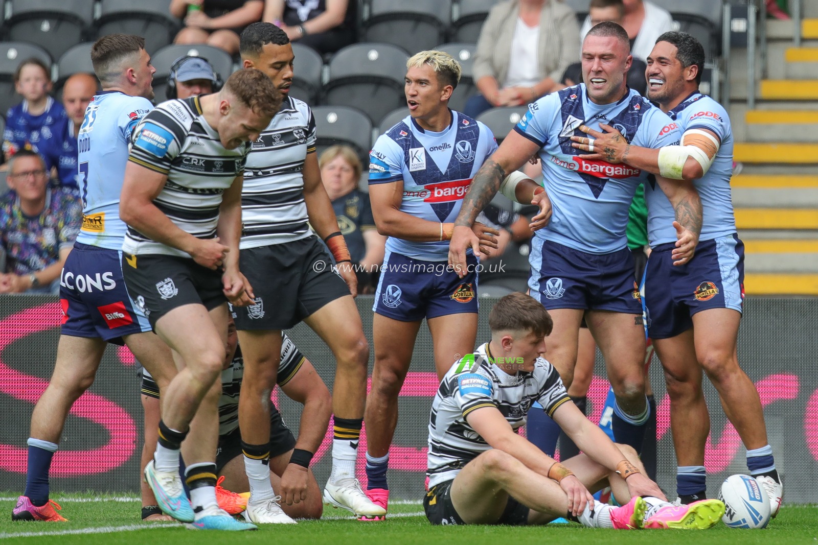 Curtis Sironen #16 of St Helens celebrates his try with his team mates and makes the score 12-16 in the second half of the Betfred Challenge Cup match Hull FC vs St Helens at MKM Stadium, Hull, United Kingdom, 17th June 2023

(Photo by James Heaton/News Images)