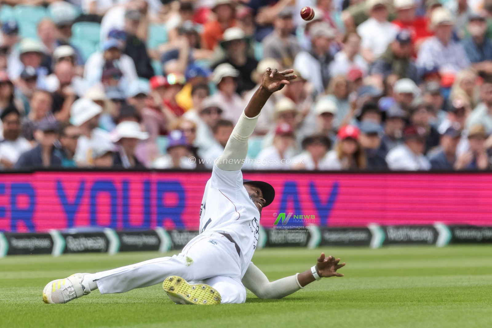 Jofra Archer of England fields the ball during the 2nd Rothesay Test Match Day 4 match England vs New Zealand at The Kia Oval, London, United Kingdom on 20 June 2026

(Photo by Mark Cosgrove/News Images)
