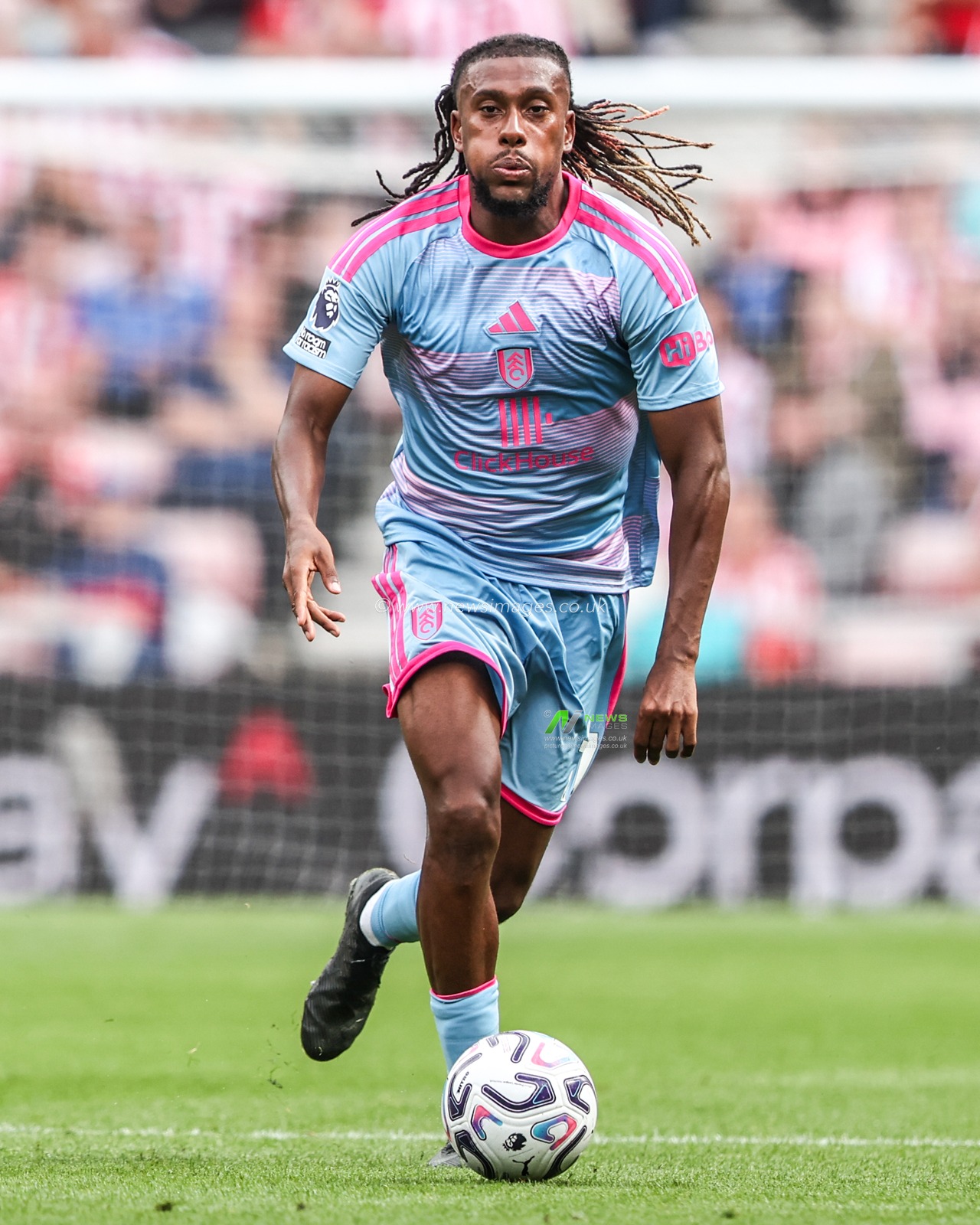 Alex Iwobi of Fulham breaks with the ball during the Premier League match Sunderland vs Fulham at Stadium Of Light, Sunderland, United Kingdom on 30 August 2026

(Photo by Alfie Cosgrove/News Images)