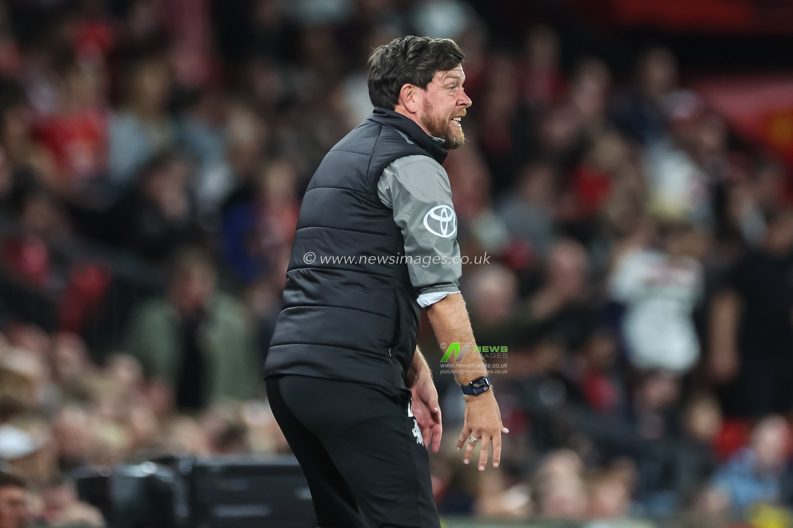 Darrell Clarke Manager of Barnsley gives his team instructions during the Carabao Cup 3rd Round match Manchester United vs Barnsley at Old Trafford, Manchester, United Kingdom, 17th September 2024

(Photo by Mark Cosgrove/News Images)