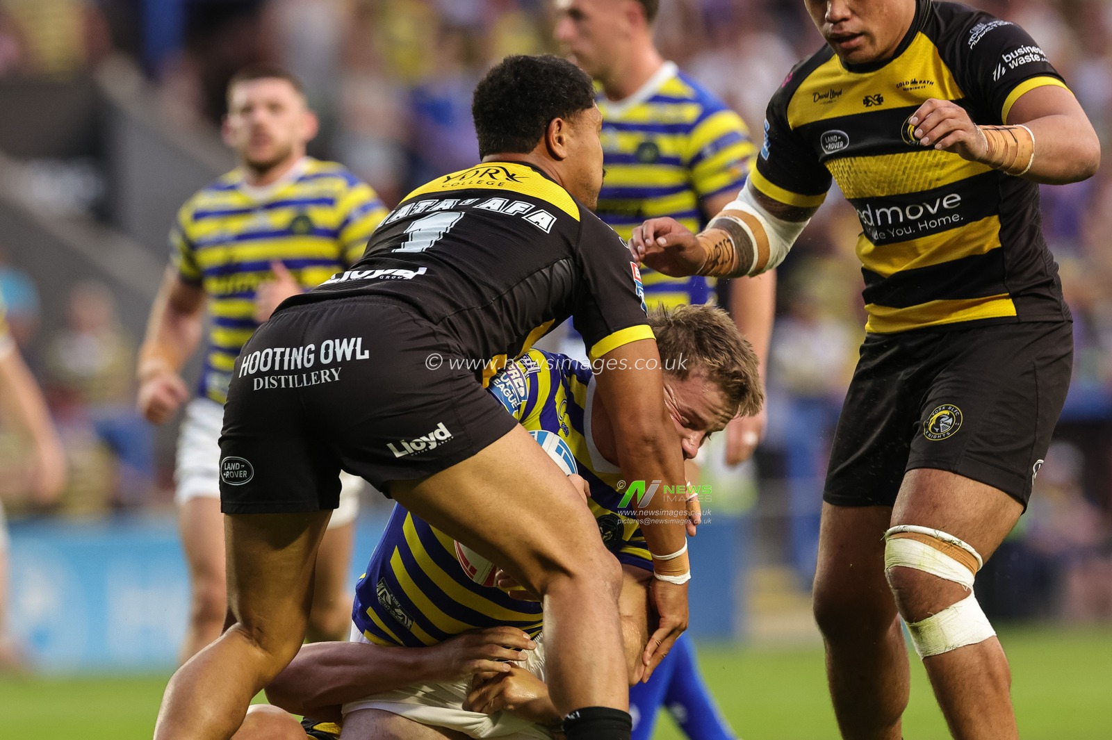 Luke Thomas of Warrington Wolves is tackled by Toa Mata'afa of York Knights during the Betfred Super League round 23 match Warrington Wolves vs York Knights at The Halliwell Jones Stadium, Warrington, United Kingdom on 13 August 2026

(Photo by Mark Cosgrove/News Images)