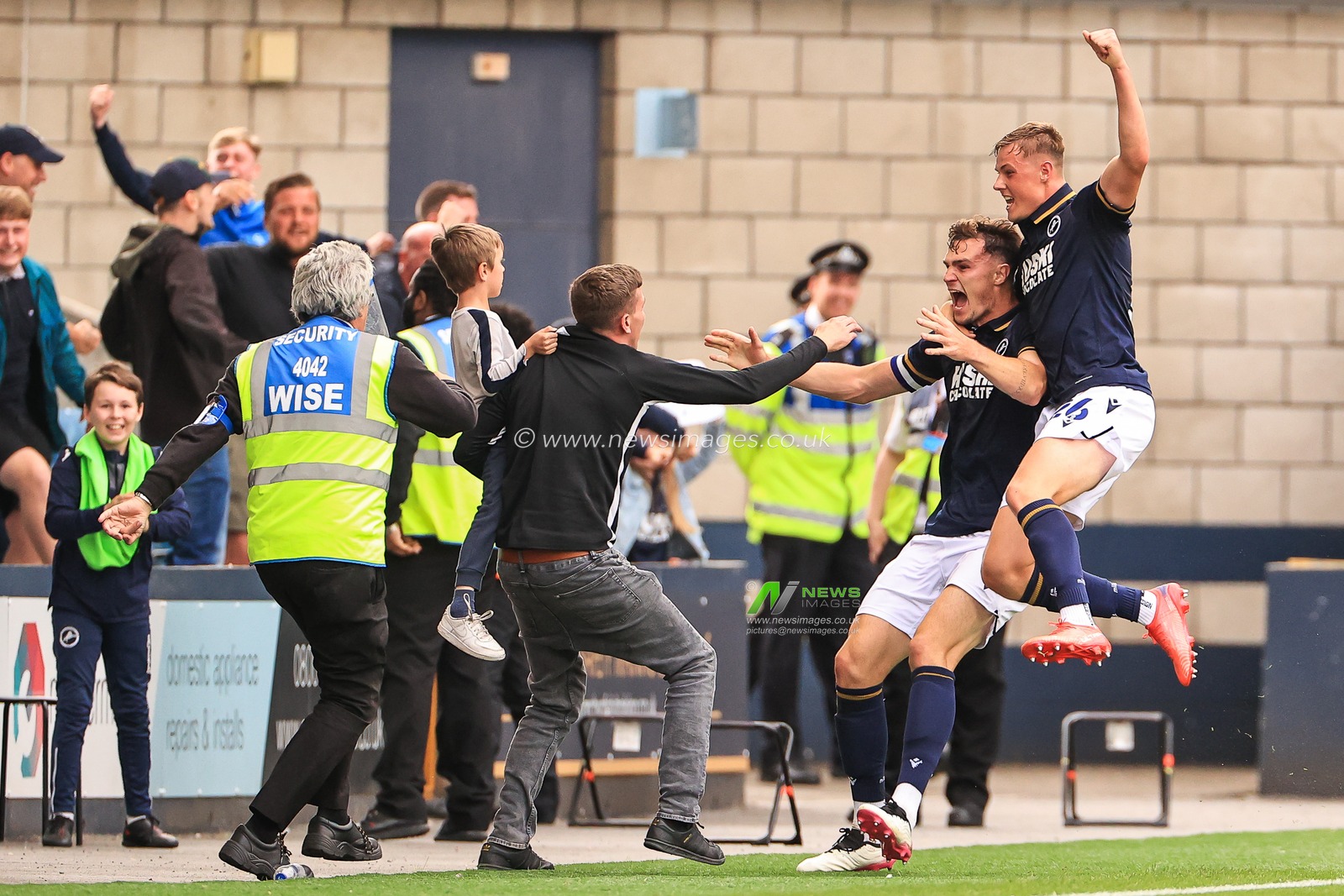 Jake Cooper #5 of Millwall celebrates his goal to make it 2-1