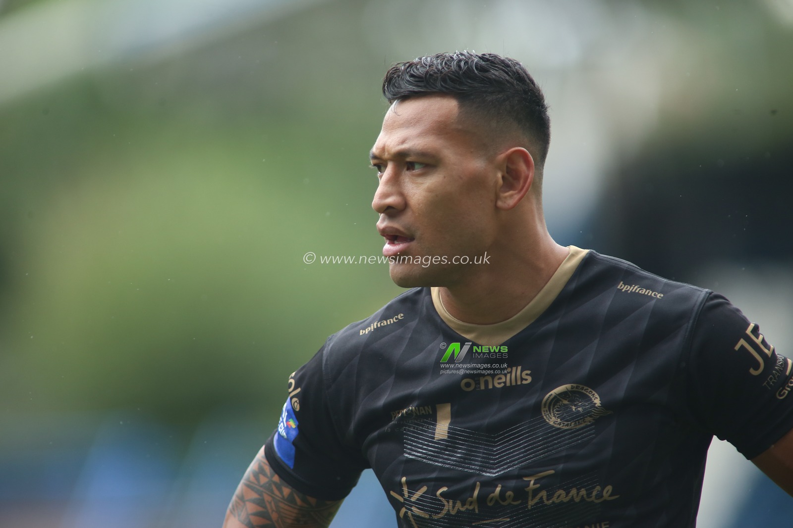 Israel Folau(4) of Catalan Dragons warms up.