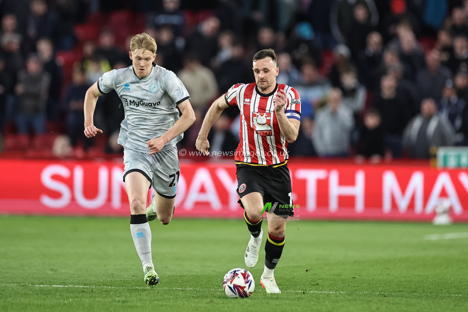 Jack Robinson of Sheffield United breaks with the ball tracked by Josh Coburn of Millwall during the Sky Bet Championship match Sheffield United vs Millwall at Bramall Lane, Sheffield, United Kingdom, 8th April 2025

(Photo by Mark Cosgrove/News Images)