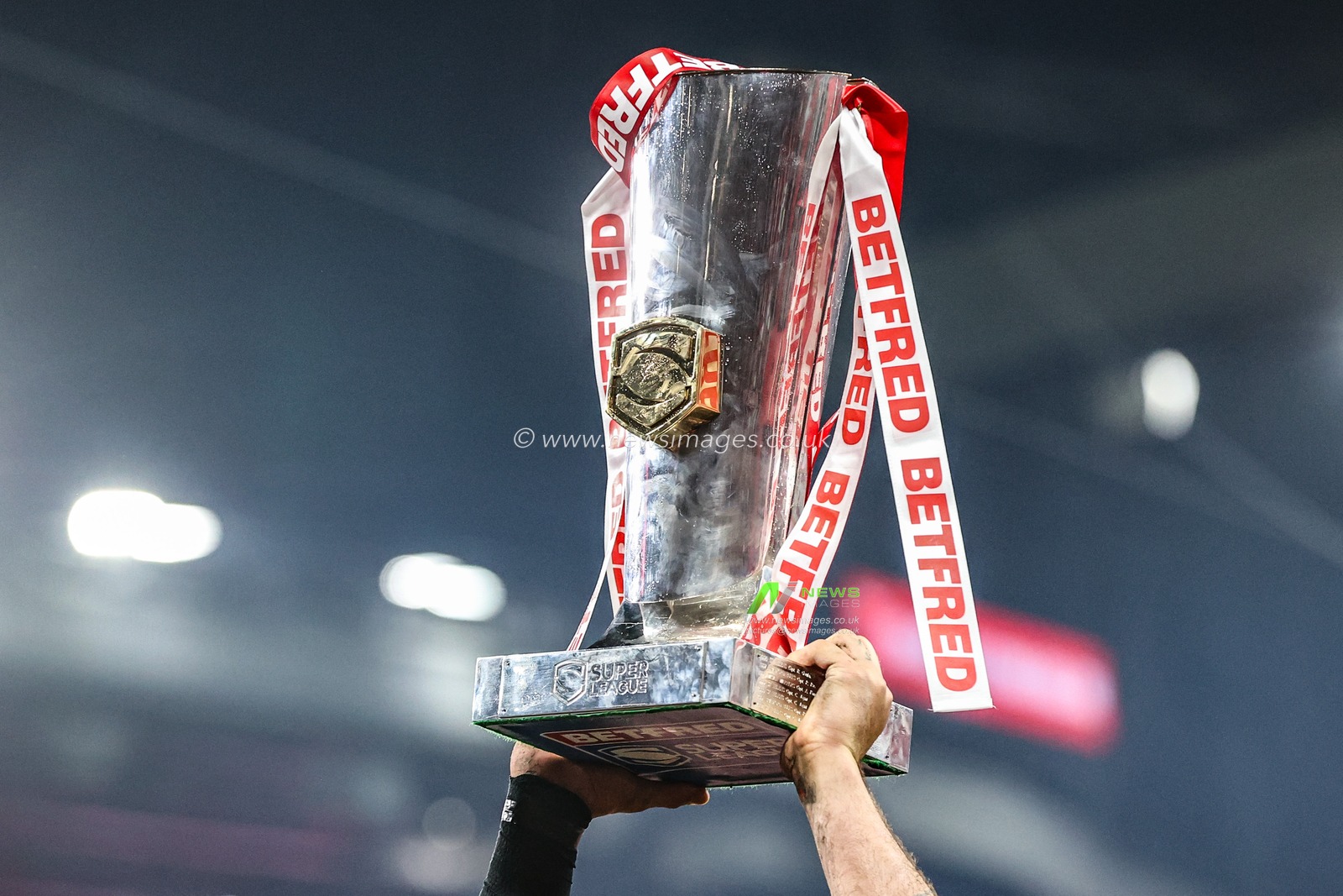 Hull KR lift the Grand Final trophy during the 2025 Betfred Super League Grand Final Hull KR v Wigan Warriors at Old Trafford, Manchester, United Kingdom, 11th October 2025

(Photo by Alfie Cosgrove/News Images)