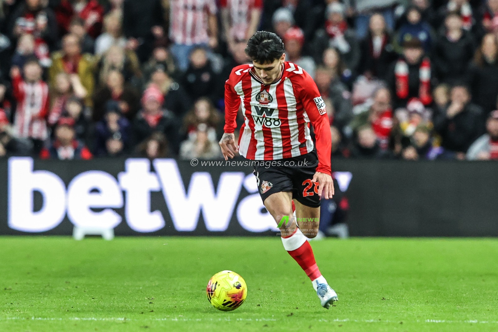 Enzo Le Fee of Sunderland breaks with the ball during the Premier League match Sunderland vs Newcastle United at Stadium Of Light, Sunderland, United Kingdom, 14th December 2025

(Photo by Alfie Cosgrove/News Images)

*** GER AUT SUI OUT ***
