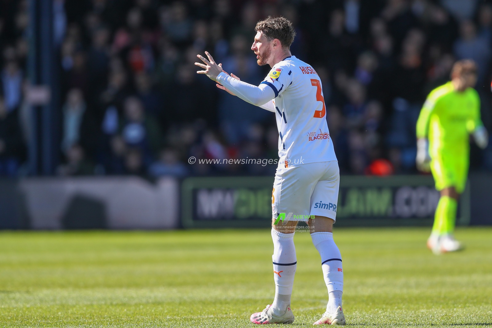 James Husband #3 of Blackpool gives his teammates instructions during the Sky Bet Championship match Luton Town vs Blackpool at Kenilworth Road, Luton, United Kingdom, 10th April 2023

(Photo by Gareth Evans/News Images)