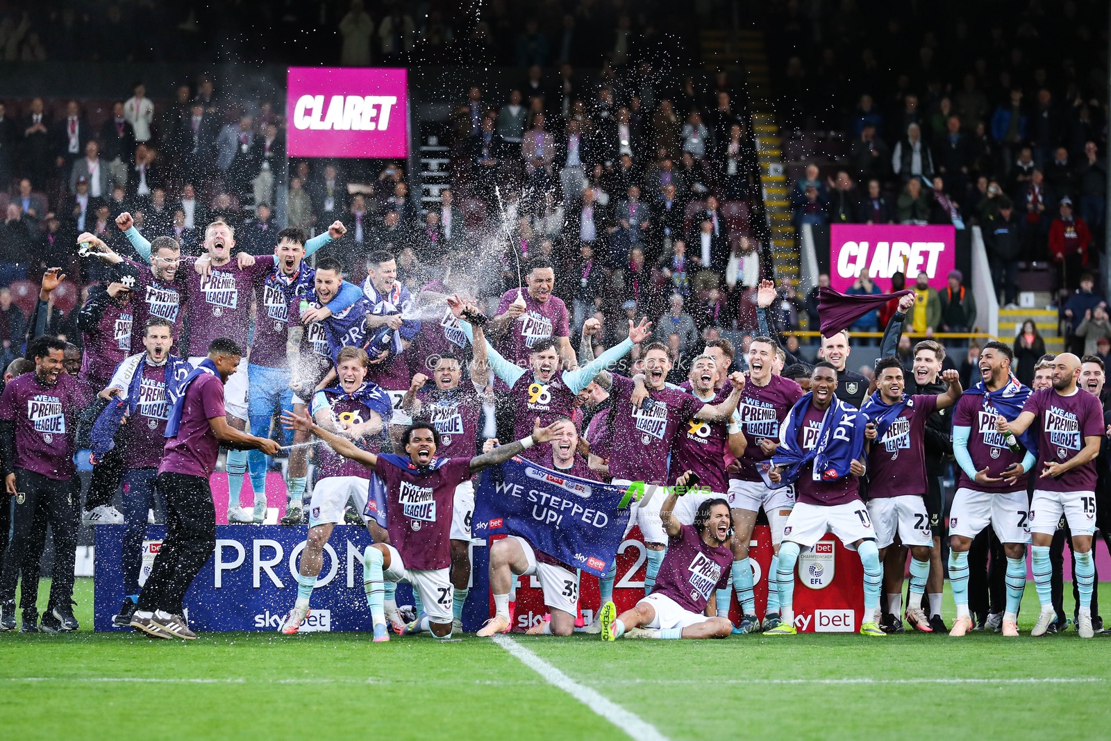 Burnley players celebrate getting promotion back to the premier league after the Sky Bet Championship match Burnley vs Sheffield United at Turf Moor, Burnley, United Kingdom, 21st April 2025

(Photo by Jorge Horsted/News Images)