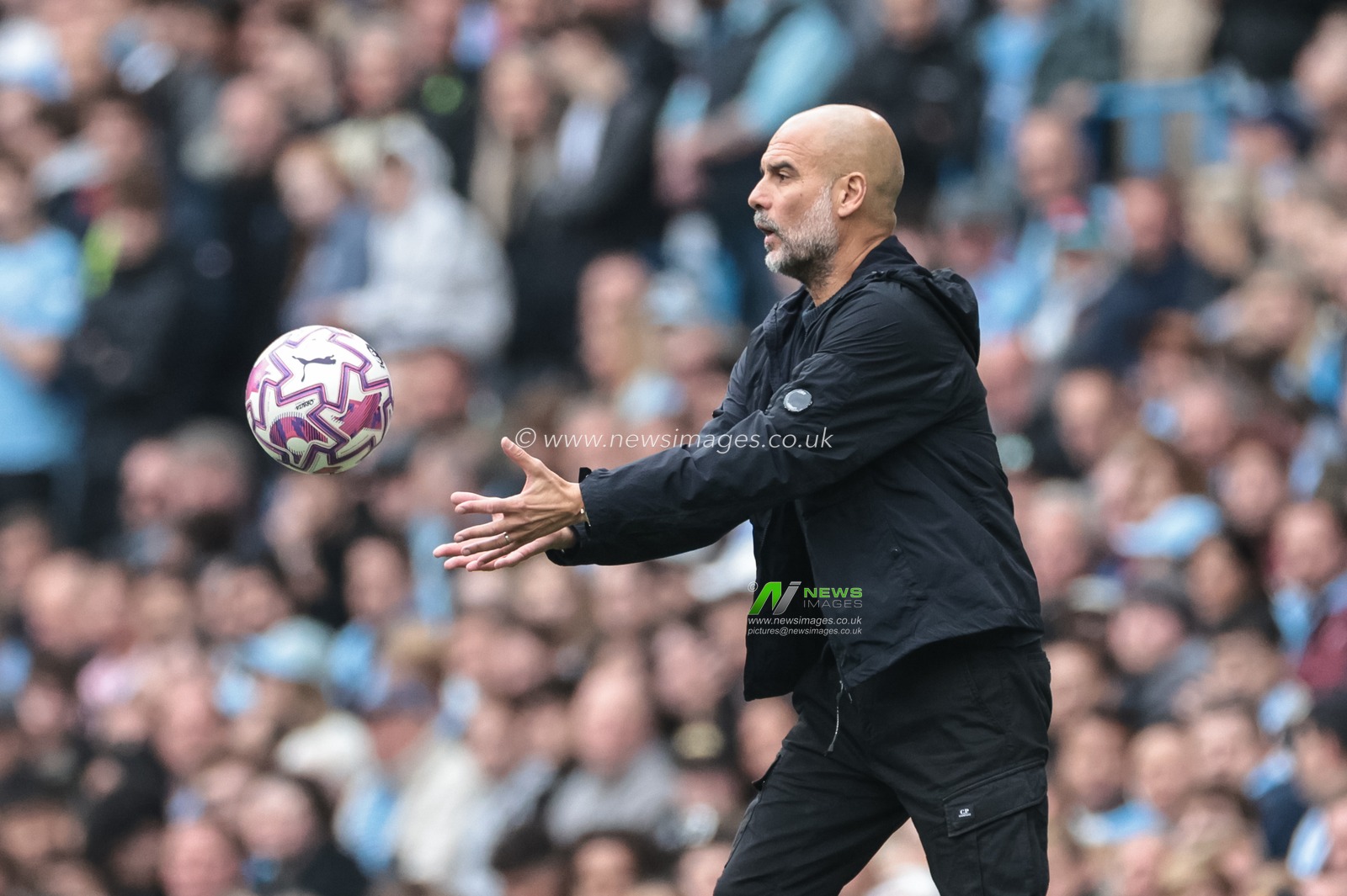 Pep Guardiola manager of Manchester City throws the ball back into play during the Premier League match Manchester City vs Burnley at Etihad Stadium, Manchester, United Kingdom, 27th September 2025

(Photo by Mark Cosgrove/News Images)