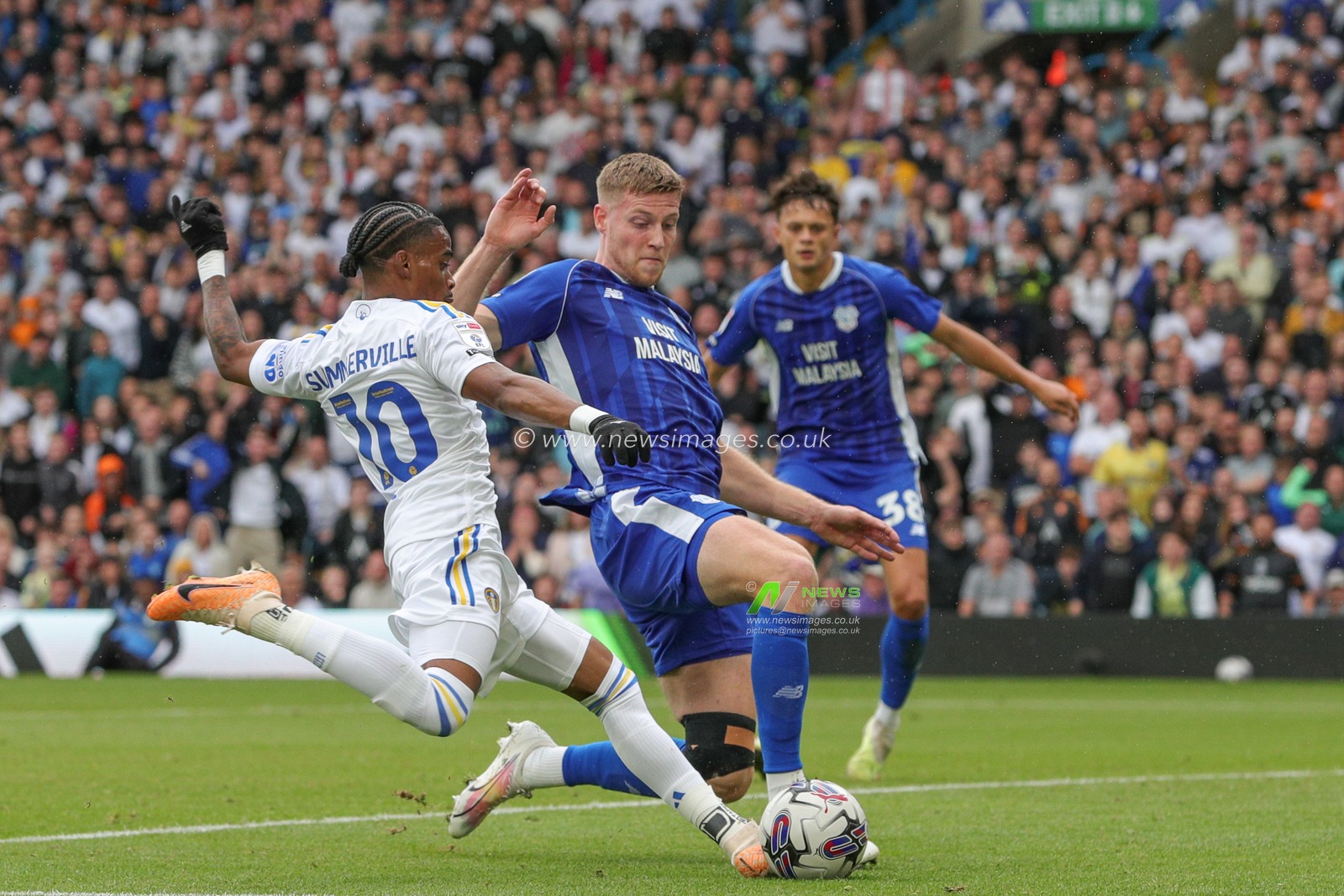 Mark McGuinness #5 of Cardiff City tackles Crysencio Summerville #10 of Leeds United during the Sky Bet Championship match Leeds United vs Cardiff City at Elland Road, Leeds, United Kingdom, 6th August 2023

(Photo by James Heaton/News Images)