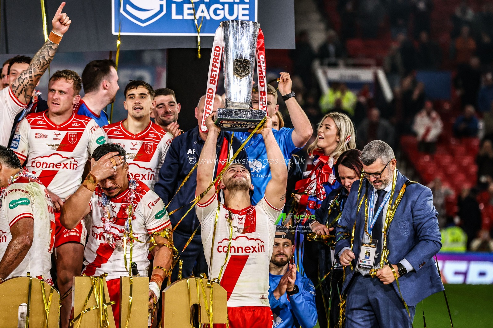 Mikey Lewis of Hull KR lifts the Grand Final Trophy during the 2025 Betfred Super League Grand Final Hull KR v Wigan Warriors at Old Trafford, Manchester, United Kingdom, 11th October 2025

(Photo by Alfie Cosgrove/News Images)