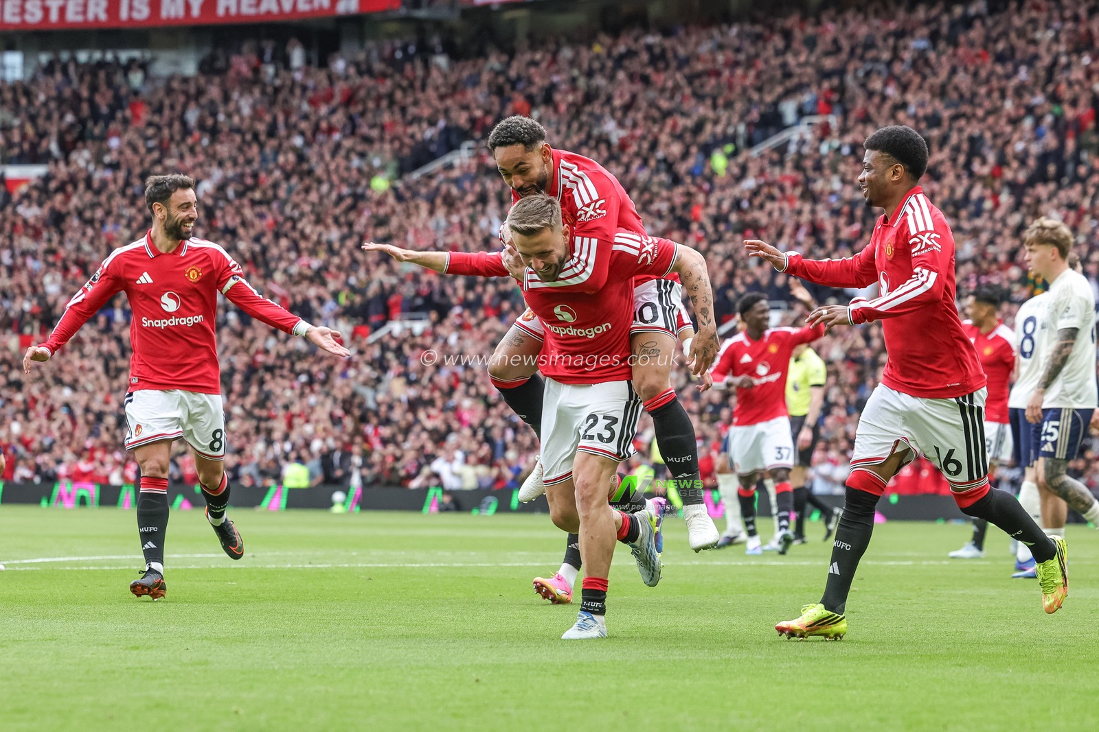 Luke Shaw of Manchester United celebrates his goal to make it 1-0 with team mates during the Premier League match Manchester United vs Nottingham Forest at Old Trafford, Manchester, United Kingdom on 17 May 2026

(Photo by Mark Cosgrove/News Images)