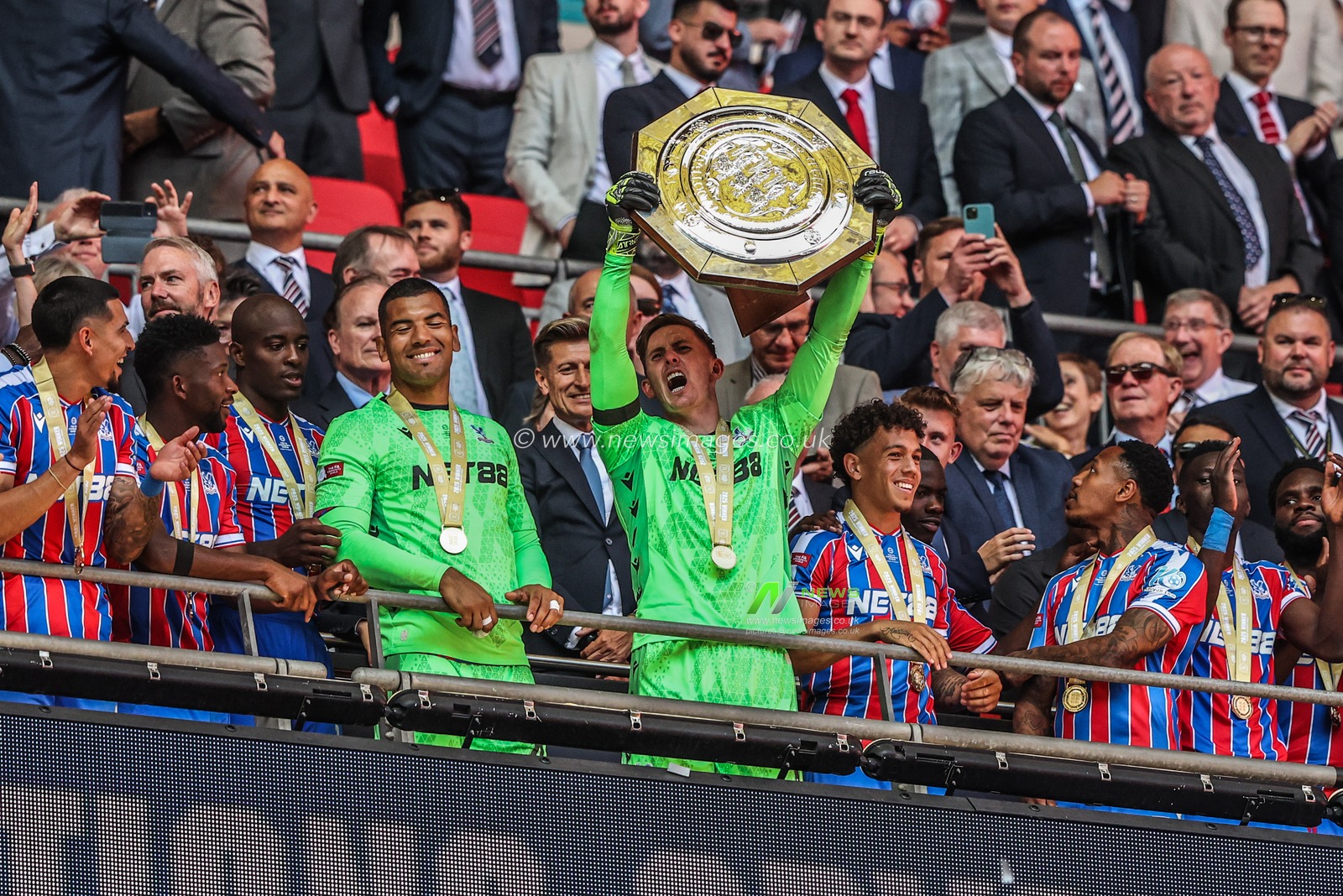 Crystal Palace lift the FA Community Shield during the The FA Community Shield match Crystal Palace vs Liverpool at Wembley Stadium, London, United Kingdom, 10th August 2025

(Photo by Alfie Cosgrove/News Images)