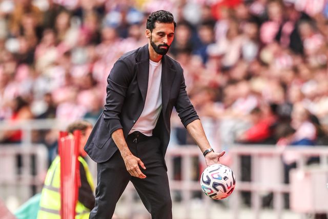 Alvaro Arbeloa manager of Fulham collects the ball during the Premier League match Sunderland vs Fulham at Stadium Of Light, Sunderland, United Kingdom on 30 August 2026

(Photo by Alfie Cosgrove/News Images)