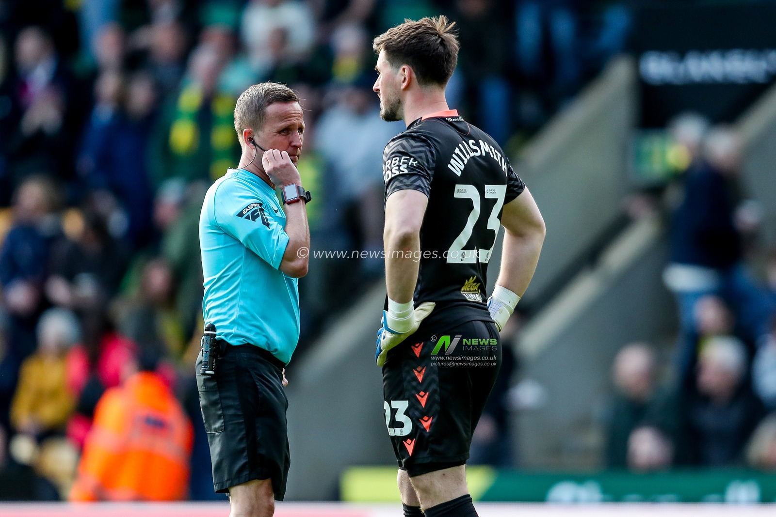 Referee David Webb speaks to Adam Armstrong of West Bromwich Albion during the Sky Bet Championship match Norwich City vs West Bromwich Albion at Carrow Road, Norwich, United Kingdom, 29th March 2025

(Photo by Izzy Poles/News Images)