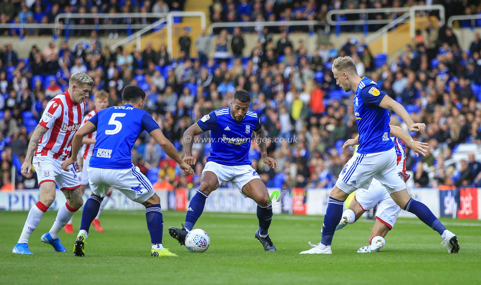 31st August 2019, St Andrew's, Birmingham, England; Sky Bet Championship Football,  Birmingham City vs Stoke City ; David Davis (26) of Birmingham City controls the ball surrounded by a group of players

Credit: Conor Molloy/News Images


English Football League images are subject to DataCo Licence