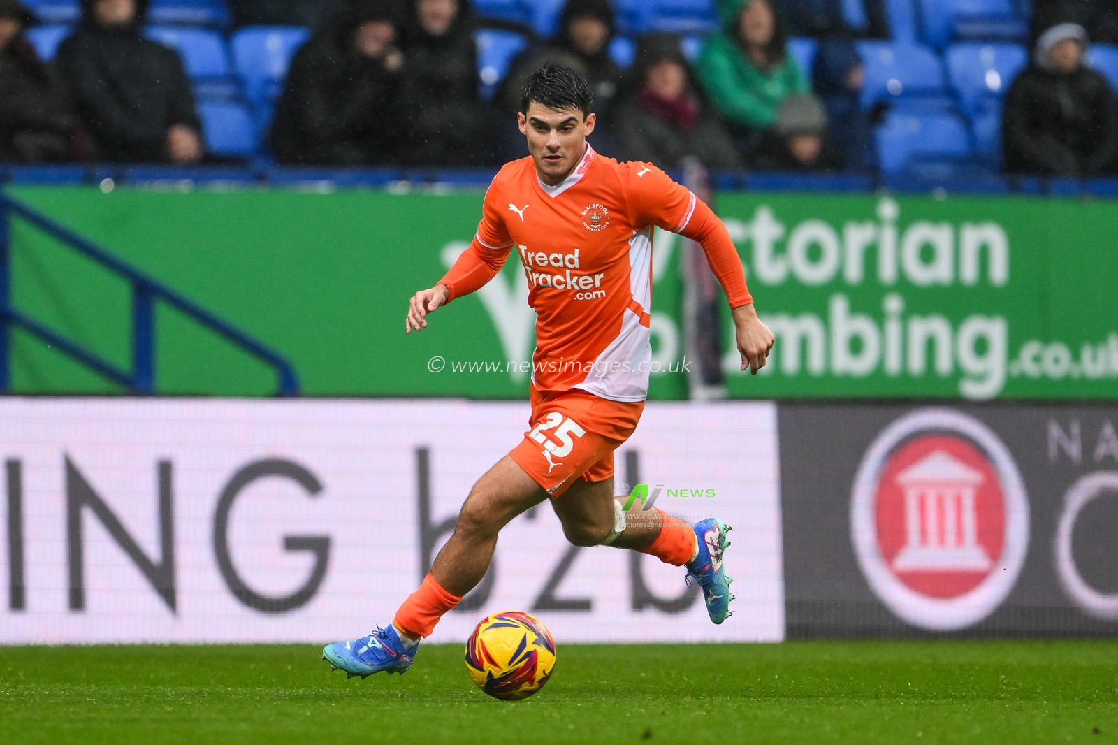 Rob Apter of Blackpool makes a break with the ball during the Sky Bet League 1 match Bolton Wanderers vs Blackpool at Toughsheet Community Stadium, Bolton, United Kingdom, 23rd November 2024

(Photo by Craig Thomas/News Images)
