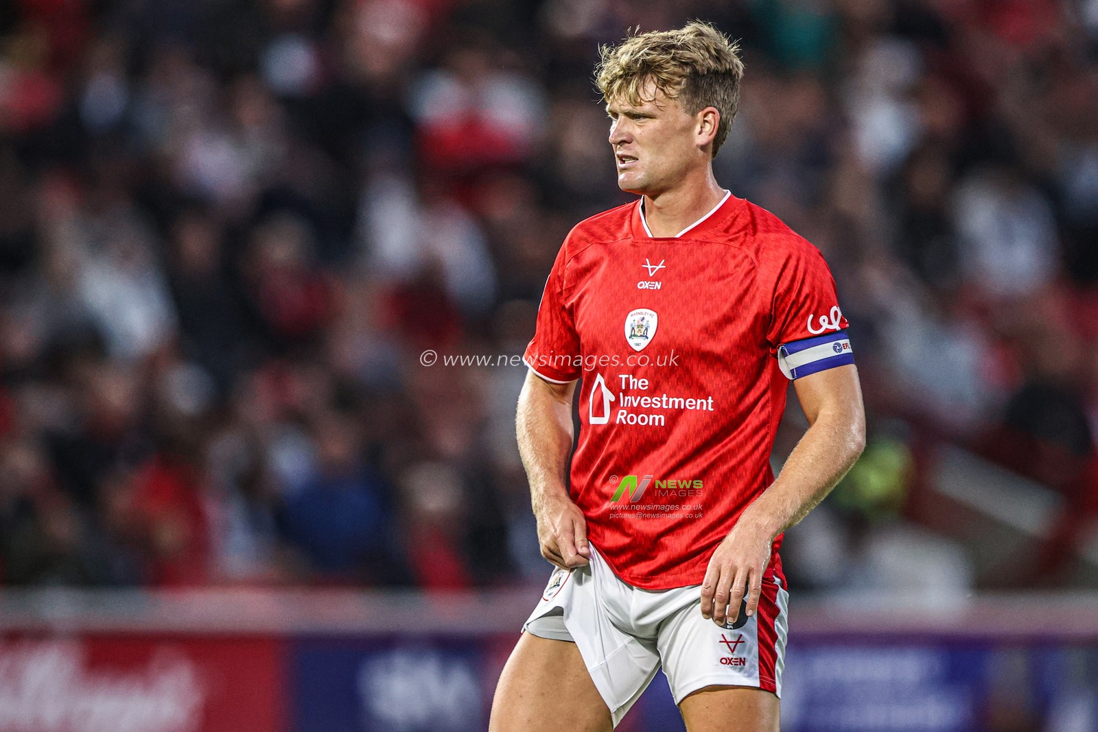 Cameron McGeehan of Barnsley during the Sky Bet League One match Barnsley vs Blackpool at Oakwell, Barnsley, United Kingdom on 02 September 2026

(Photo by Alfie Cosgrove/News Images)