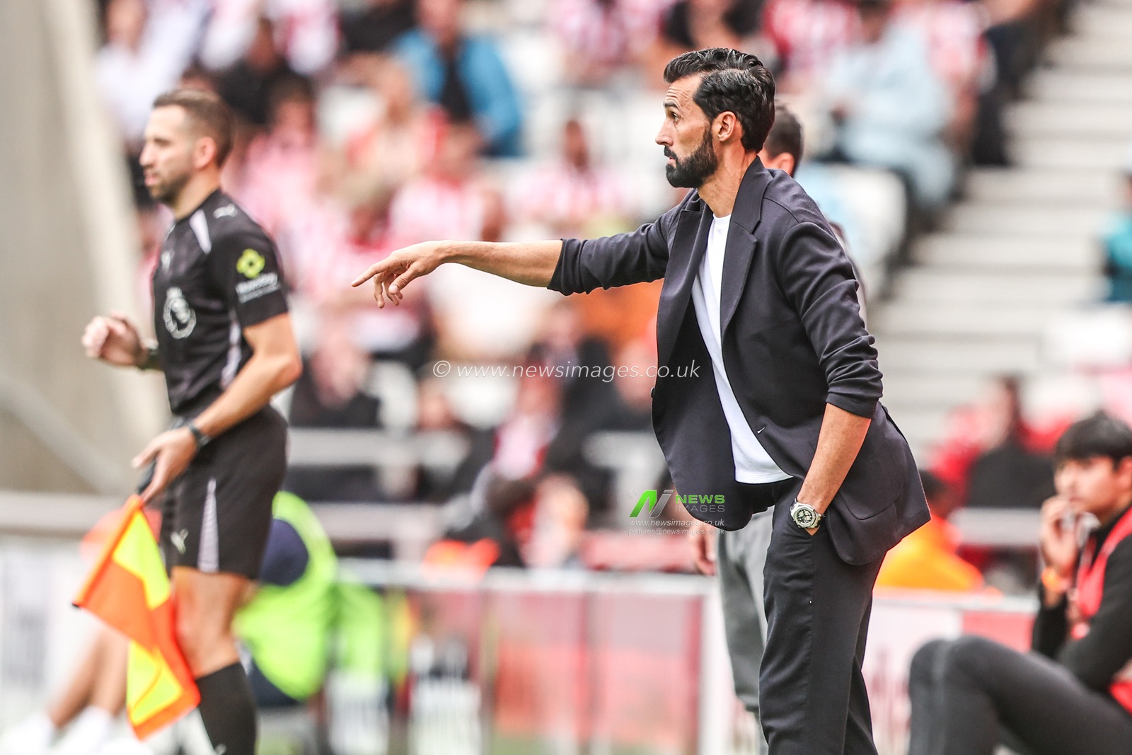 Alvaro Arbeloa manager of Fulham gives his team instructions during the Premier League match Sunderland vs Fulham at Stadium Of Light, Sunderland, United Kingdom on 30 August 2026

(Photo by Alfie Cosgrove/News Images)