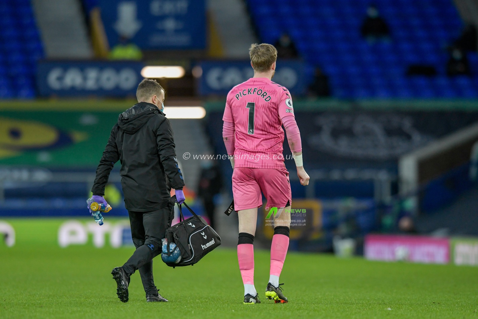 Jordan Pickford #1 of Everton leaves the pitch after picking up an injury