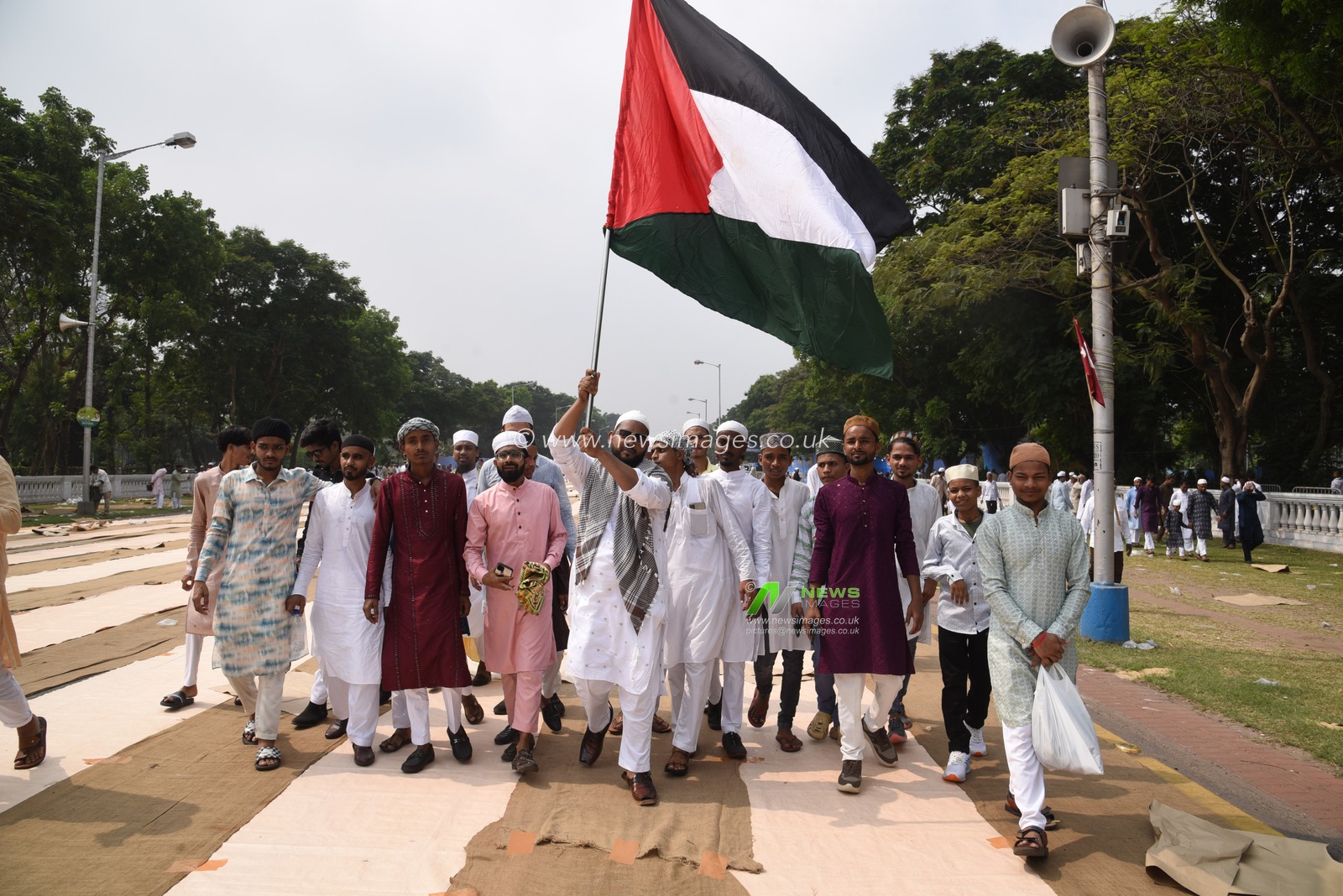 Indian Muslims wave Palestinian flags in support of Palestinians after the red road Eid Prayer in Kolkata on March 31,2025,Photo by Debajyoti Chakraborty
(Photo: Debajyoti Chakraborty/News Images)
