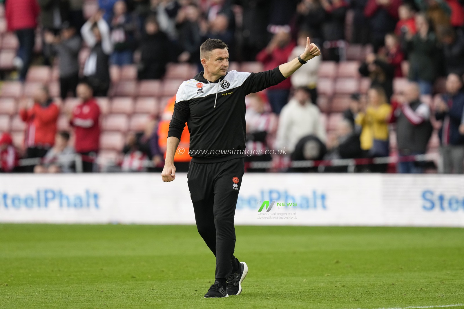 Paul Heckingbottom manager of Sheffield United salutes the fans after the Sky Bet Championship match Sheffield United vs Norwich City at Bramall Lane, Sheffield, United Kingdom, 22nd October 2022

(Photo by Steve Flynn/News Images)