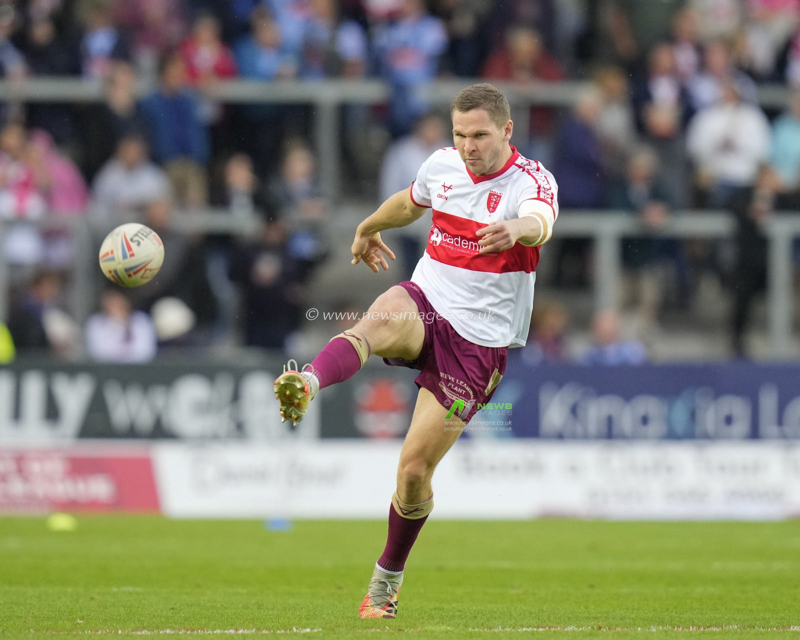 Matt Parcell #9 of Hull KR  warms up before the Betfred Super League Round 22 match St Helens vs Hull KR at Totally Wicked Stadium, St Helens, United Kingdom, 18th August 2023

(Photo by Steve Flynn/News Images)