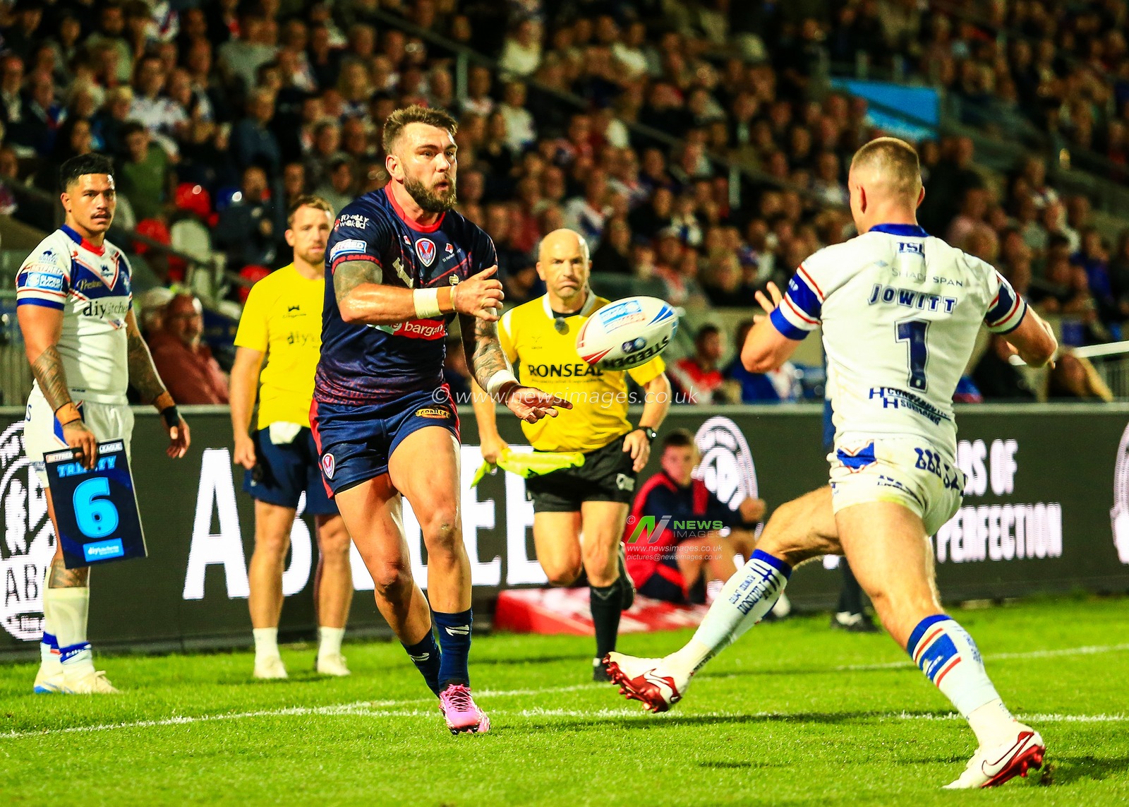 Kyle Feldt of St. Helens passes the ball during the Betfred Super League round 21 match Wakefield Trinity vs St Helens at DIY Kitchens Stadium, Wakefield, United Kingdom, 8th August 2025

(Photo by Richard Bierton/News Images)