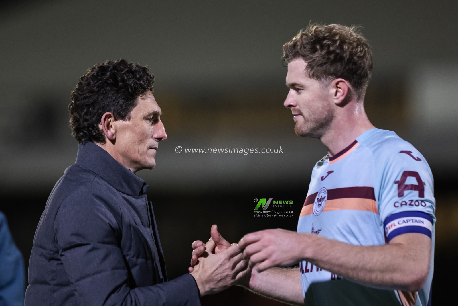 Keith Andrews manager of Brentford shakes hands with Nathan Collins (captain) of during the Carabao Cup Last 16 Grimsby Town vs Brentford at Blundell Park, Cleethorpes, United Kingdom, 28th October 2025

(Photo by Mark Cosgrove/News Images)

*** GER AUT SUI OUT ***