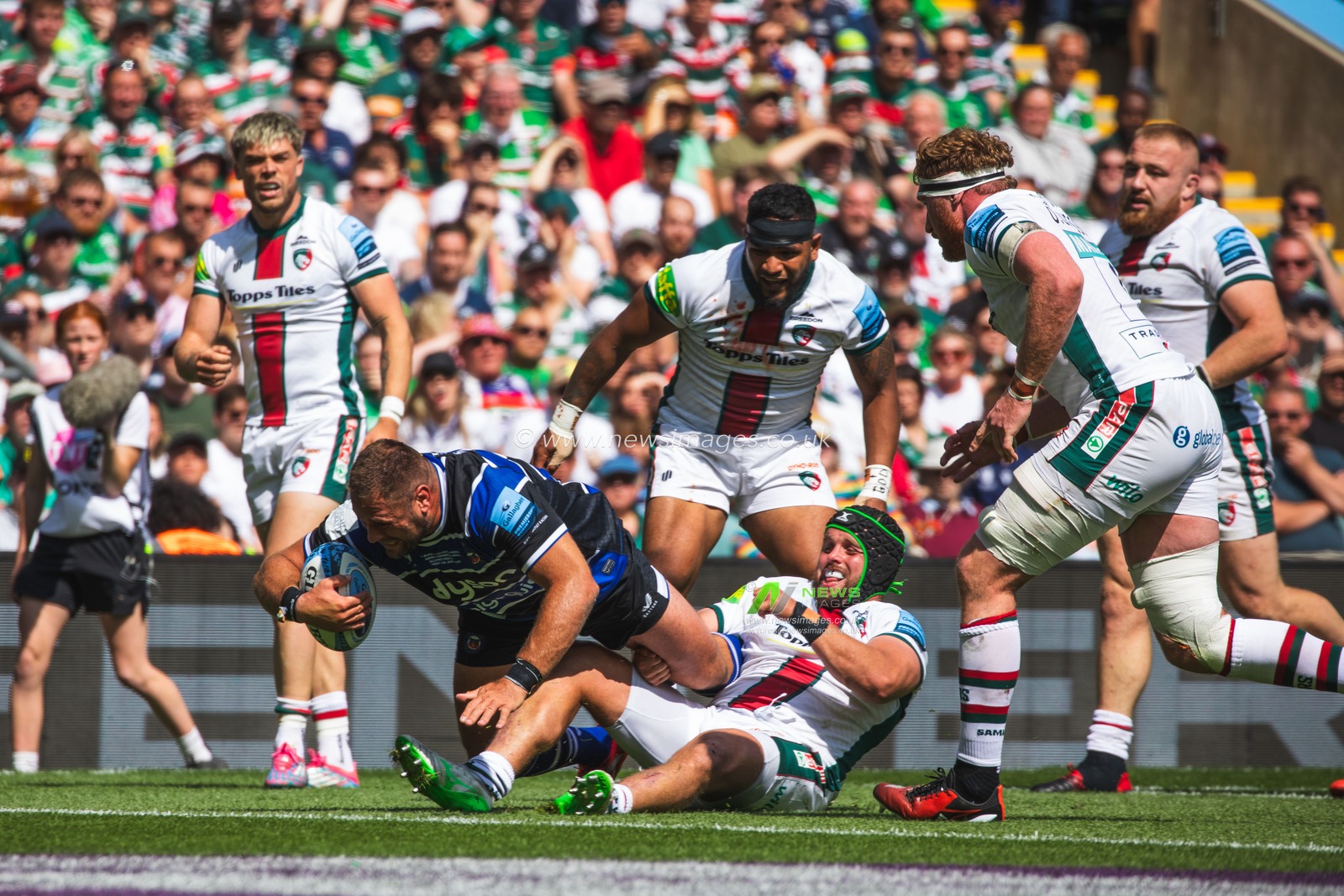 Thomas du Toit of Bath scores the opening try during the Gallagher Premiership Play-off Final 2025 Bath Rugby v Leicester Tigers at Allianz Stadium, Twickenham, United Kingdom, 14th June 2025

(Photo by Craig Evans/News Images)